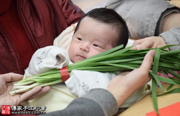 剃胎毛、滿月剃頭、嬰兒剃頭、嬰兒理髮、嬰兒剃髮、嬰兒剃胎毛、嬰兒滿月剃頭、寶寶剃頭、剃胎毛儀式、剃胎毛吉祥話、滿月剃頭儀式、滿月剃頭吉祥話、寶寶剃胎毛、寶寶滿月剃頭理髮、新竹香山區剃胎毛、新竹香山區滿月剃頭、新竹香山區嬰兒剃頭剃胎毛、新竹香山區嬰兒理髮、新竹香山區嬰兒剃髮、陳寶寶(新竹香山區嬰兒寶寶滿月剃頭理髮、免費嬰兒剃胎毛儀式吉祥話)。中國風會場，爸媽寶貝免費穿「日中韓」古裝禮服。專業拍照、DVD光碟、證書。★購買「臍帶章、肚臍章、胎毛筆刷印章」贈送：剃頭、收涎、抓周，三選一。2017.02.12 照片9